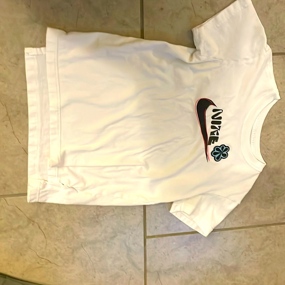 White shrit with print on the front